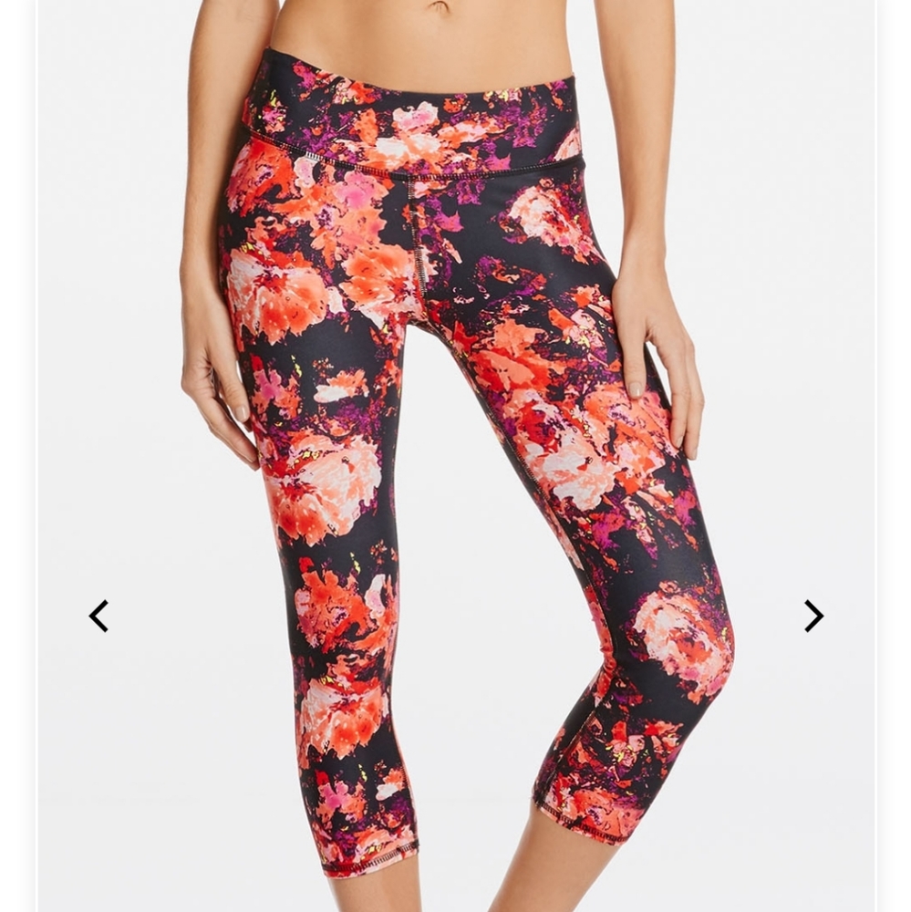Fabletics Mid-Rise Printed Powerhold Capri Legging